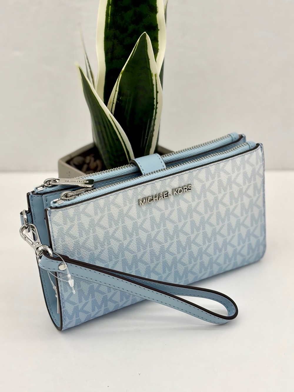 MICHAEL KORS Jet Set Large ombré Signature Logo Wristlet Wallet